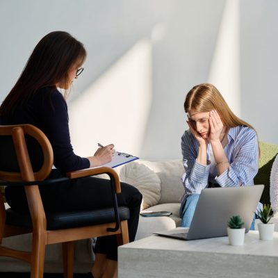 sad-upset-young-female-patient-in-therapy-session-86BZXRE.jpg